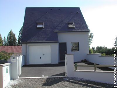La maison bleue côté nord avec cour fermée et garage